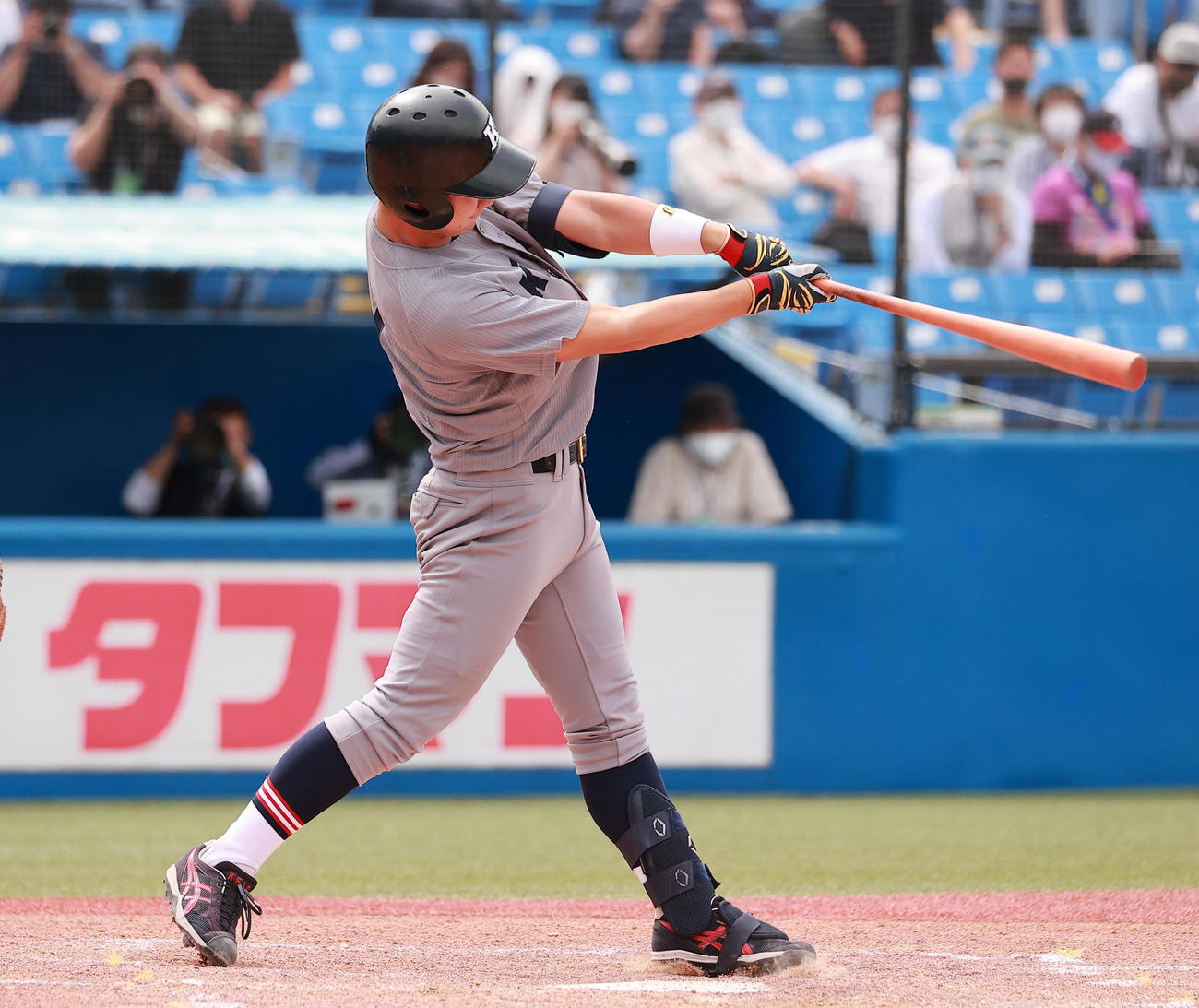 慶大対福井工大　5回表慶大無死、右前打を放つ正木（撮影・野上伸悟）