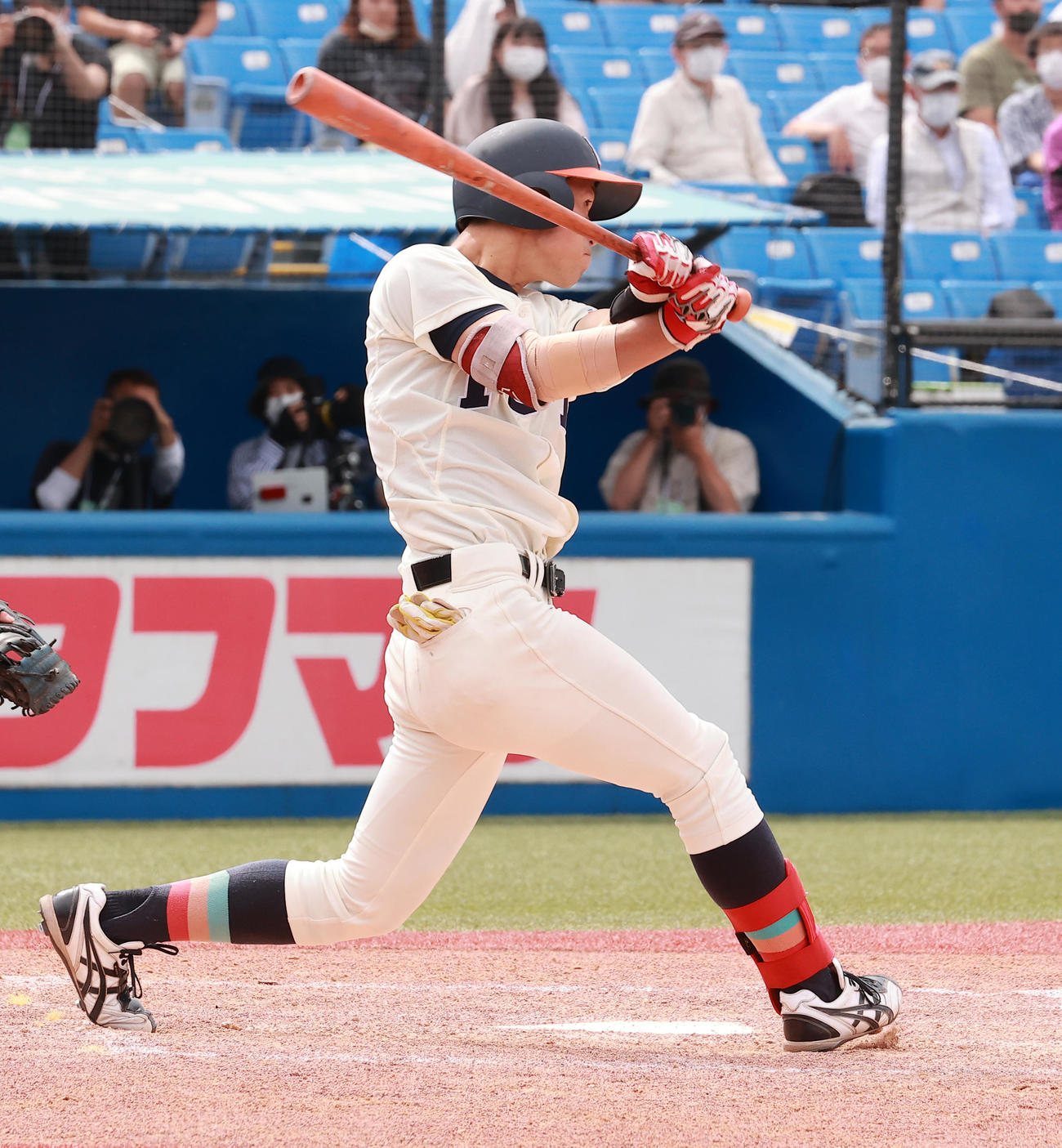 慶大対福井工大　5回裏福井工大1死一塁、右中間適時二塁打を放つ佐藤（撮影・野上伸悟）