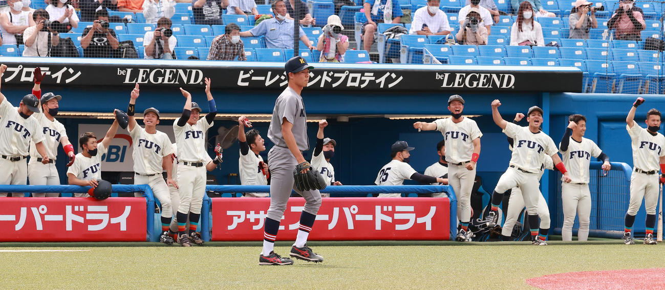 慶大対福井工大　5回裏福井工大1死一塁、佐藤の右中間適時二塁打に盛り上がる福井工大ベンチ（撮影・野上伸悟）