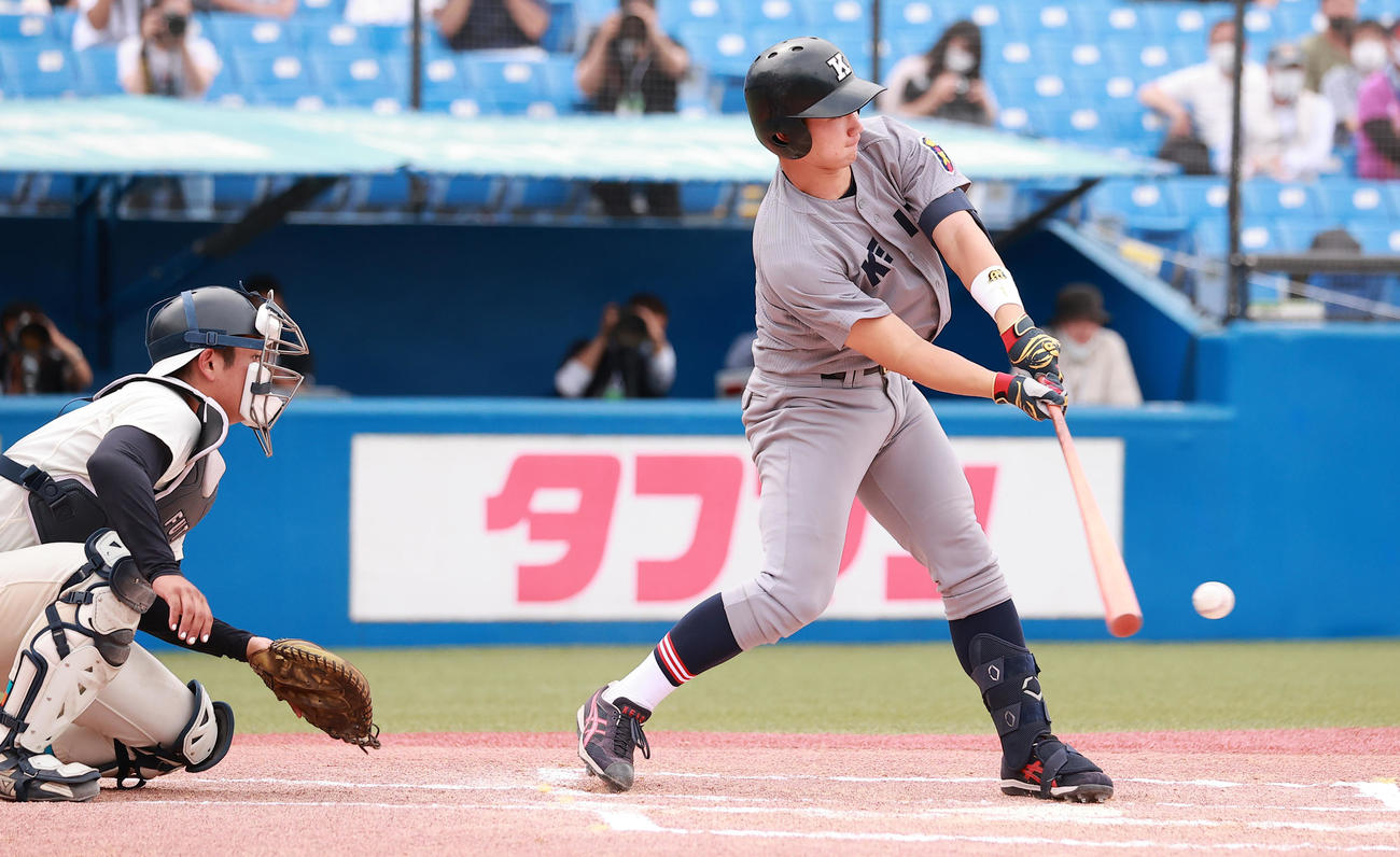 慶大対福井工大　6回表慶大2死一、二塁、右前適時打を放つ正木（撮影・野上伸悟）