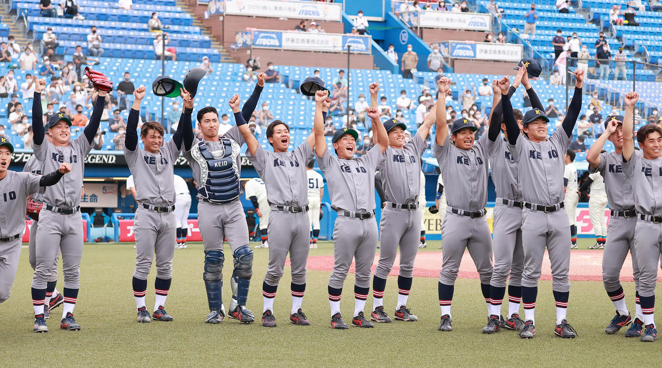 慶大対福井工大　優勝し喜ぶ慶大の選手たち（撮影・野上伸悟）