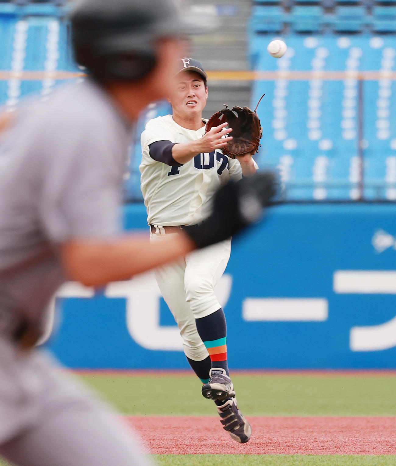 慶大対福井工大　2回表慶大1死、朝日の遊ゴロを軽快に処理する伊藤（撮影・野上伸悟）