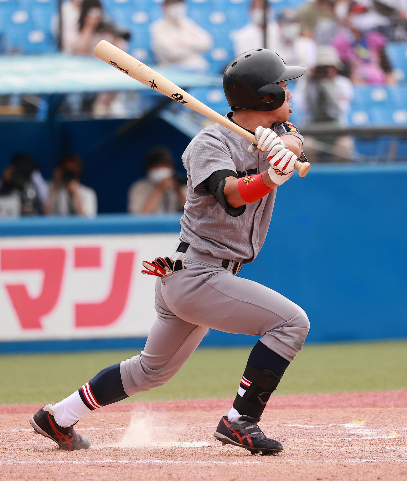 慶大対福井工大　4回表慶大1死三塁、中犠飛を放つ橋本典（撮影・野上伸悟）