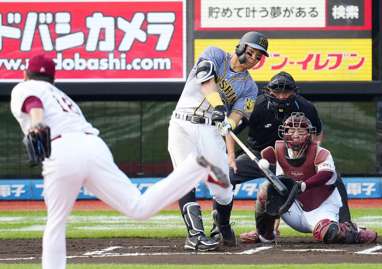 楽天対阪神　6回表阪神2死、田中将（左）から右越えソロ本塁打を放つ佐藤輝（撮影・江口和貴）