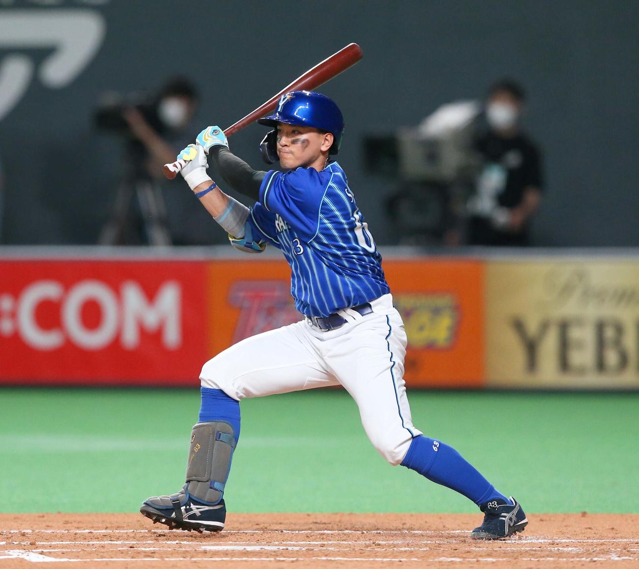 日本ハム対DeNA 3回表DeNA無死、左前打を放つ関根（撮影・黒川智章）