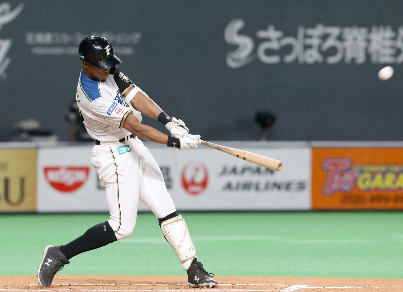 日本ハム対DeNA 2回裏日本ハム2死、万波はプロ初となる左越え本塁打を放つ（撮影・佐藤翔太）