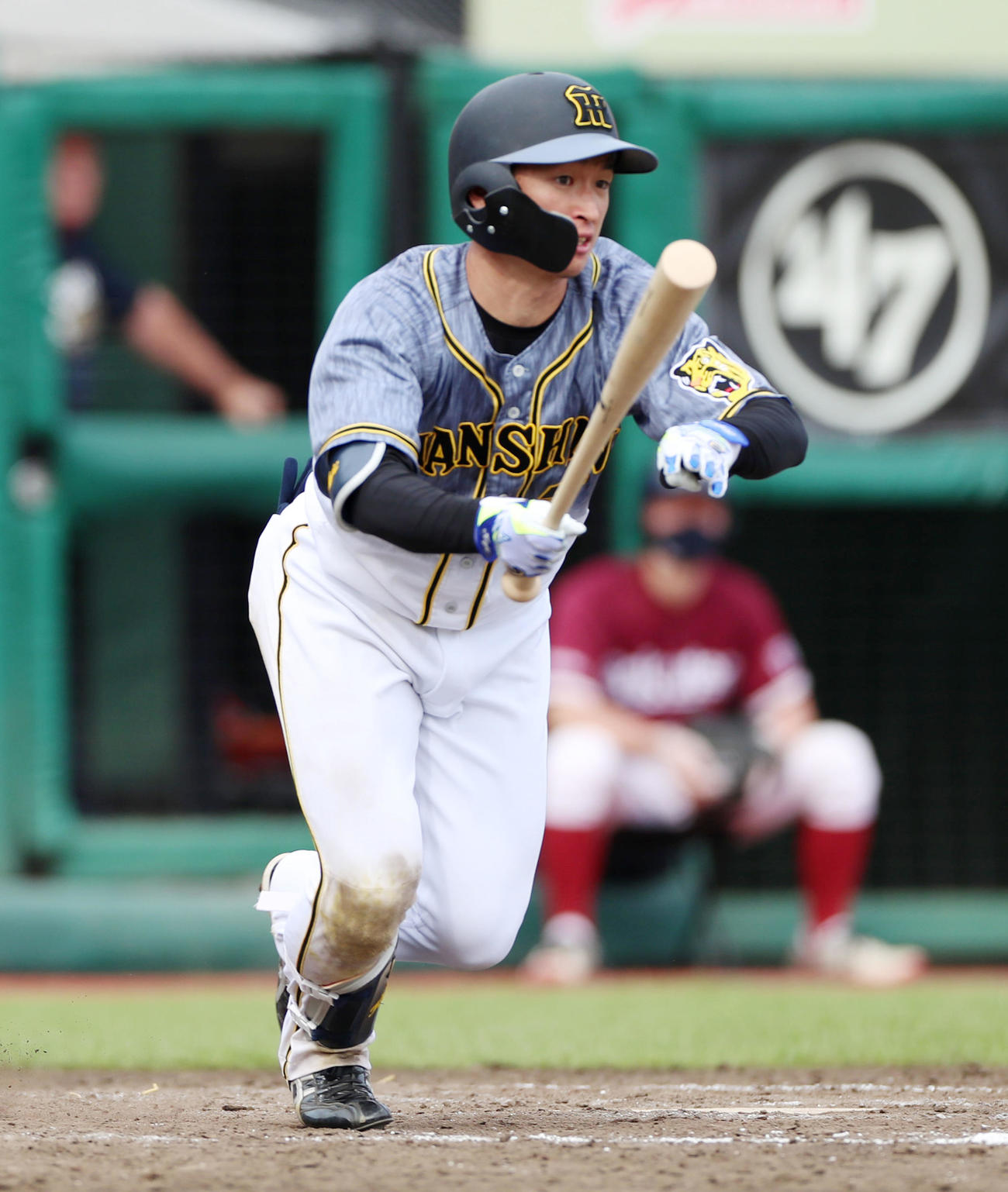 楽天対阪神　9回表阪神2死三塁、近本は右線適時三塁打を放つ（撮影・加藤哉）