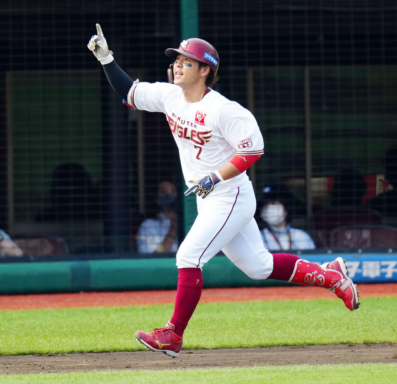 楽天対阪神　8回裏楽天無死、同点ソロ本塁打を放ち歓喜する鈴木大（撮影・江口和貴）