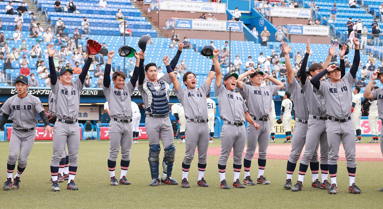 慶大対福井工大　優勝し喜ぶ慶大の選手たち（撮影・野上伸悟）