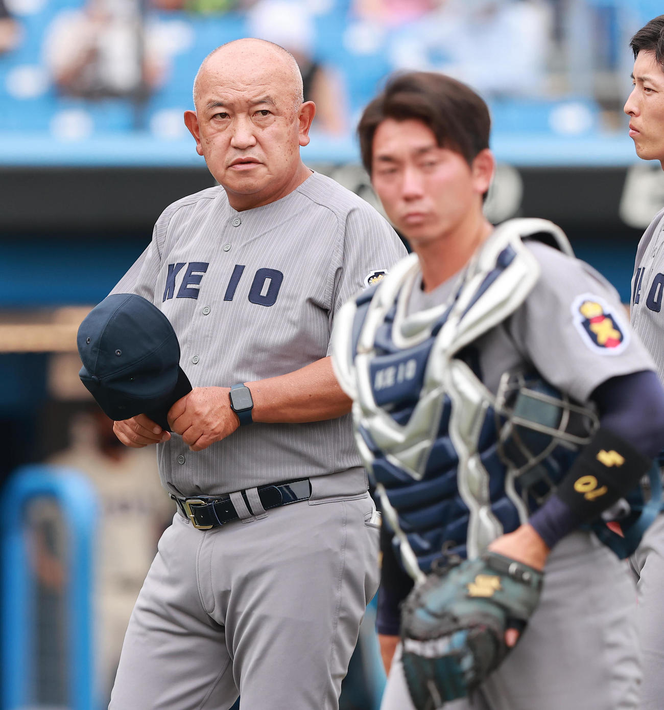 慶大対福井工大　試合前に客席にあいさつする慶大・堀井監督（撮影・野上伸悟）