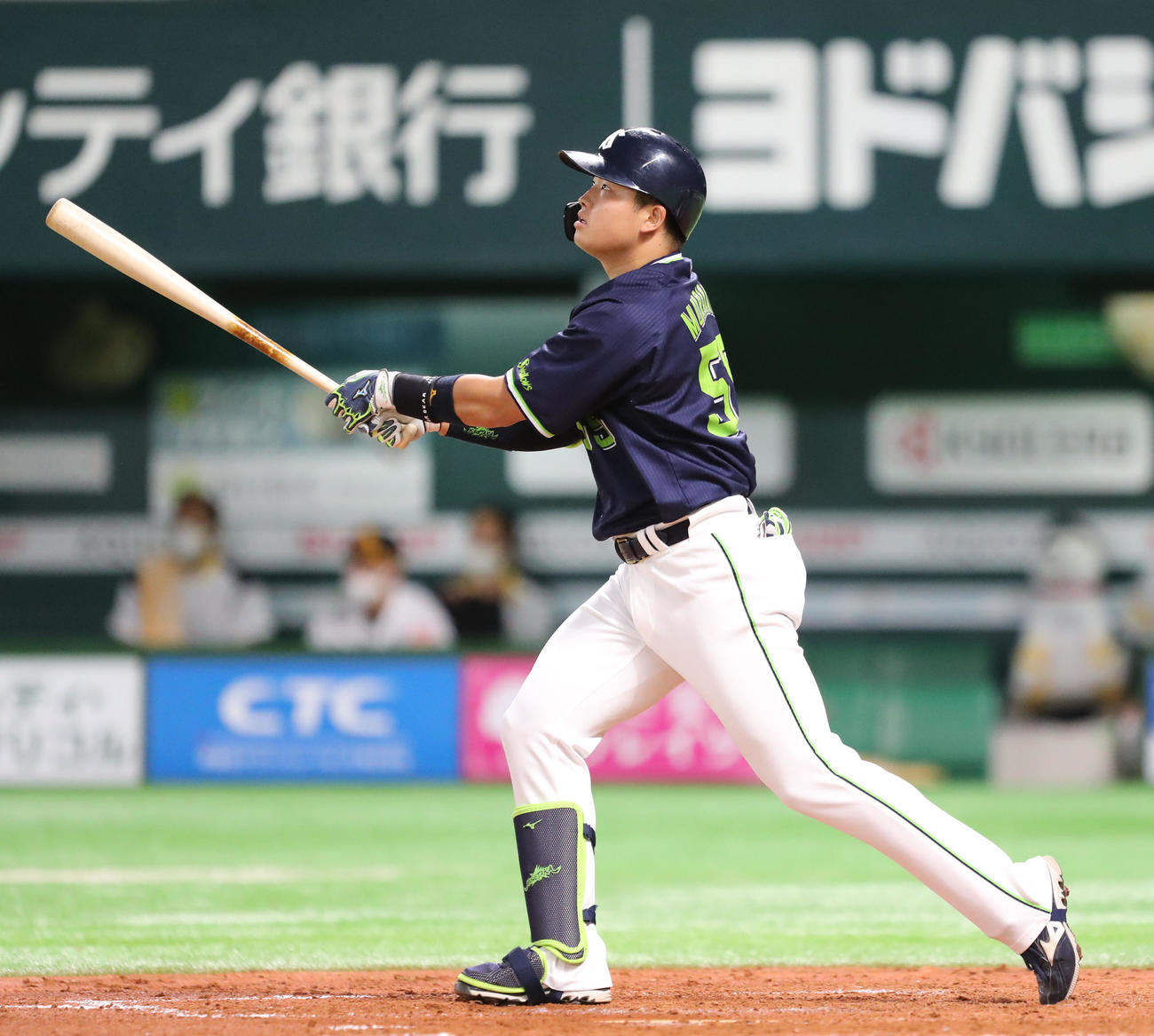 ソフトバンク対ヤクルト　4回表ヤクルト無死一塁、村上宗隆は中越えに2点本塁打を放つ（撮影・梅根麻紀）