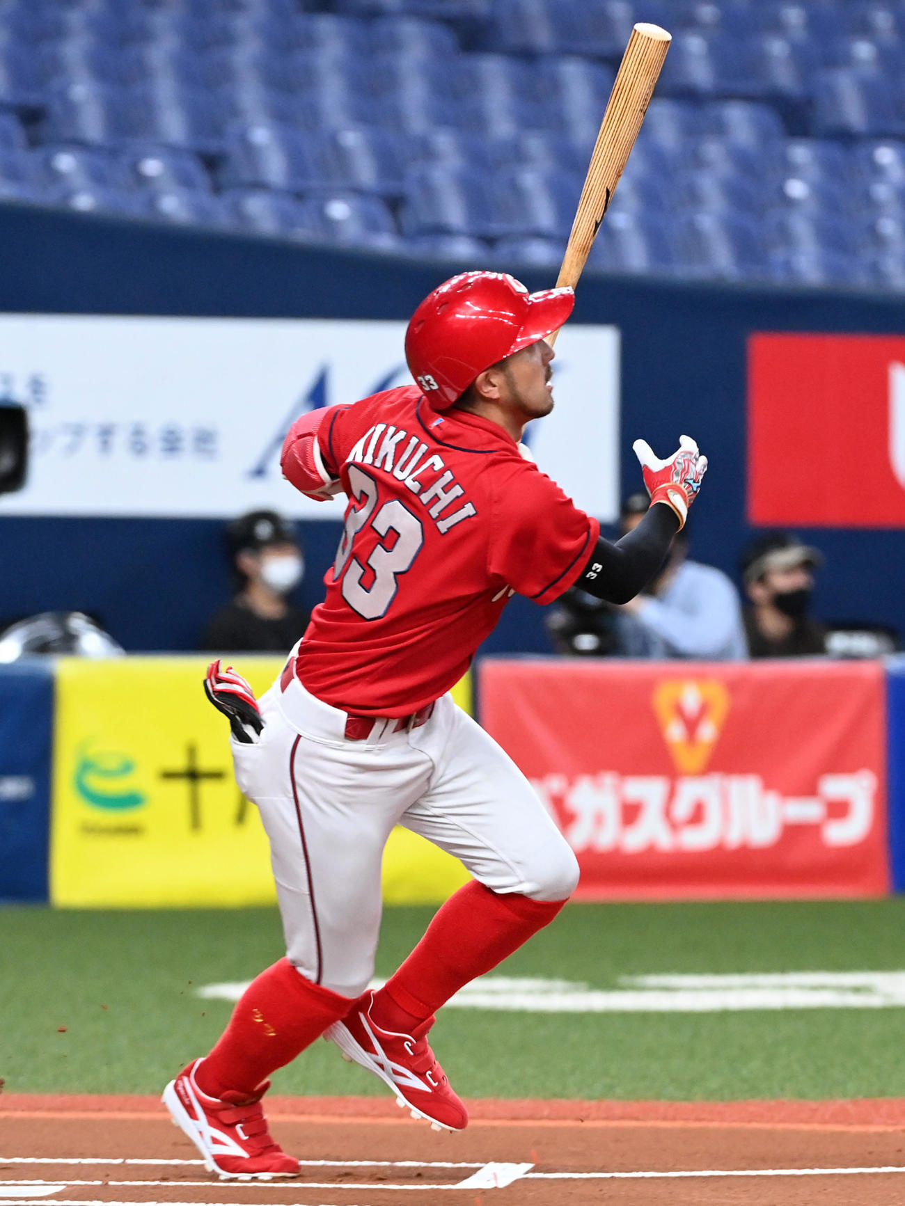 オリックス対広島　1回表広島無死、菊池涼はバックスクリーンへ先頭打者本塁打を放つ（撮影・前岡正明）