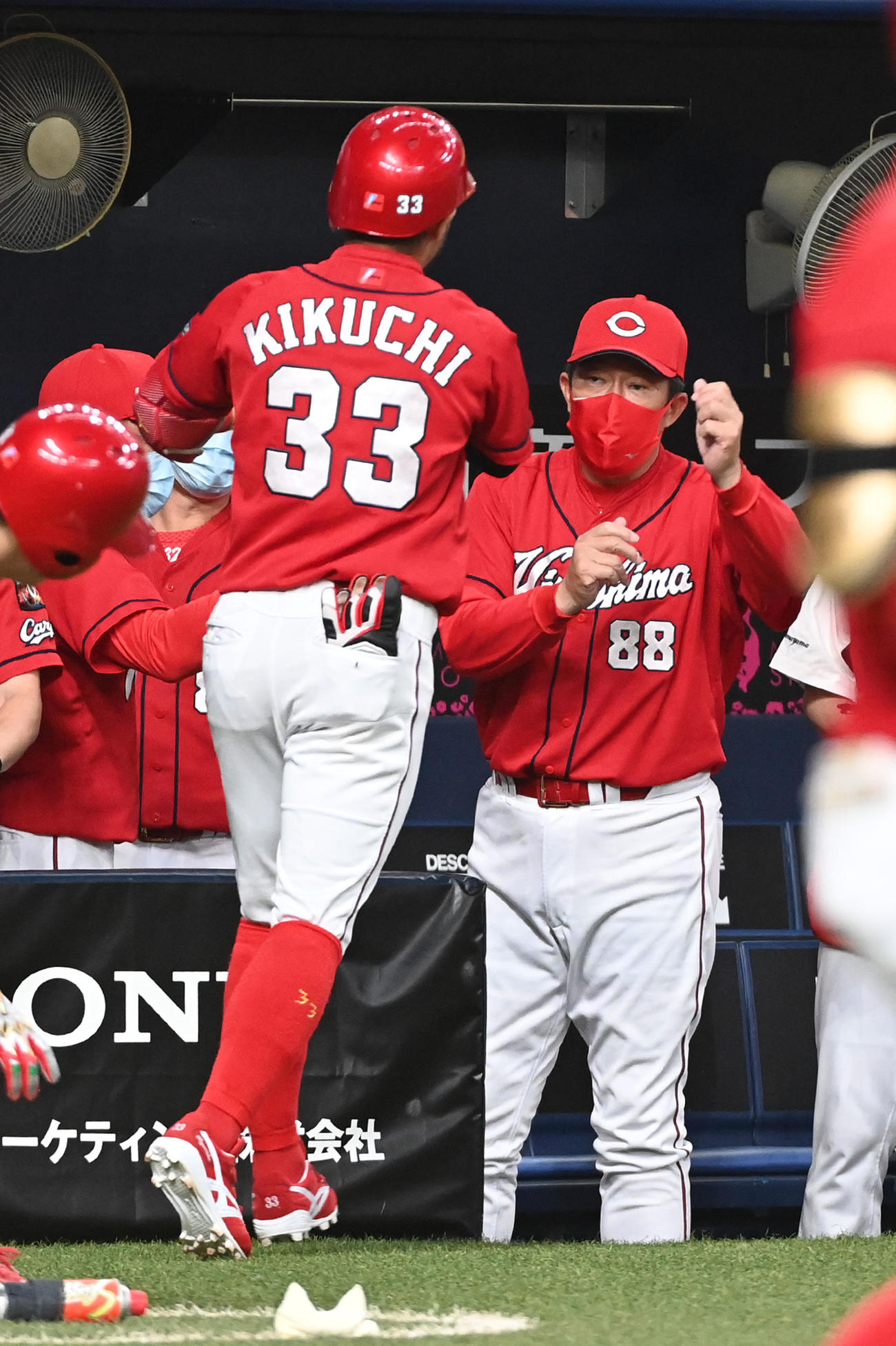 オリックス対広島　1回表広島無死、バックスクリーンへ先頭打者本塁打を放った菊池涼を迎える佐々岡監督（撮影・前岡正明）