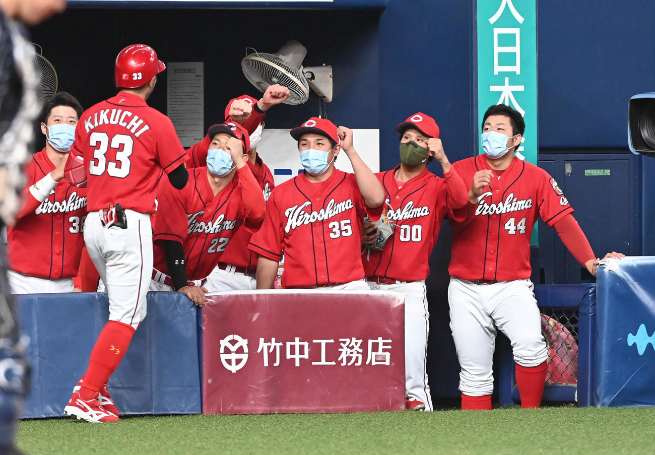 オリックス対広島　1回表広島無死、バックスクリーンへ先頭打者本塁打を放った菊池涼を迎える広島ナイン（撮影・前岡正明）