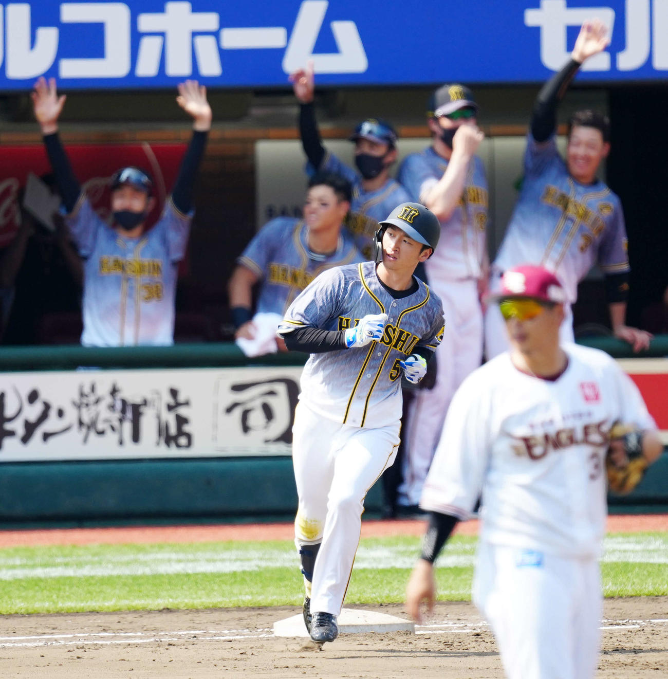 楽天対阪神　5回表阪神2死一塁、右越えに逆転2点本塁打を放った近本（撮影・江口和貴）