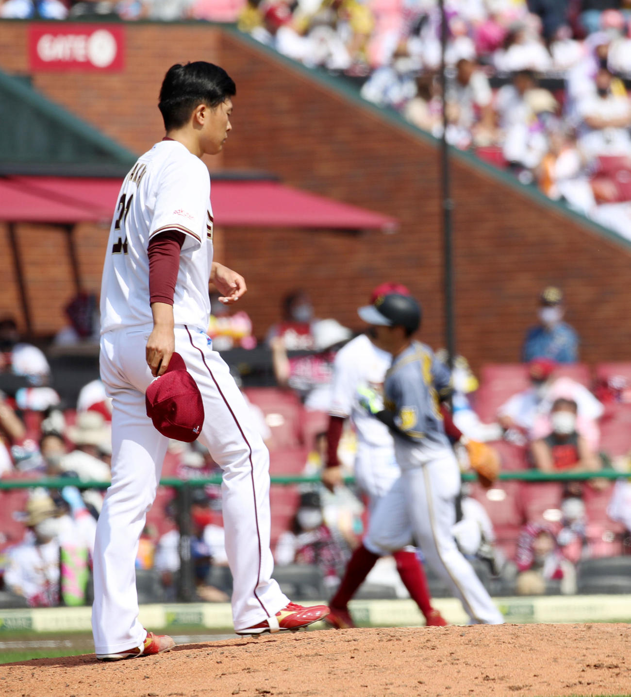 楽天対阪神　5回表阪神2死一塁、早川は近本に右越え2点本塁打を被弾（撮影・加藤哉）