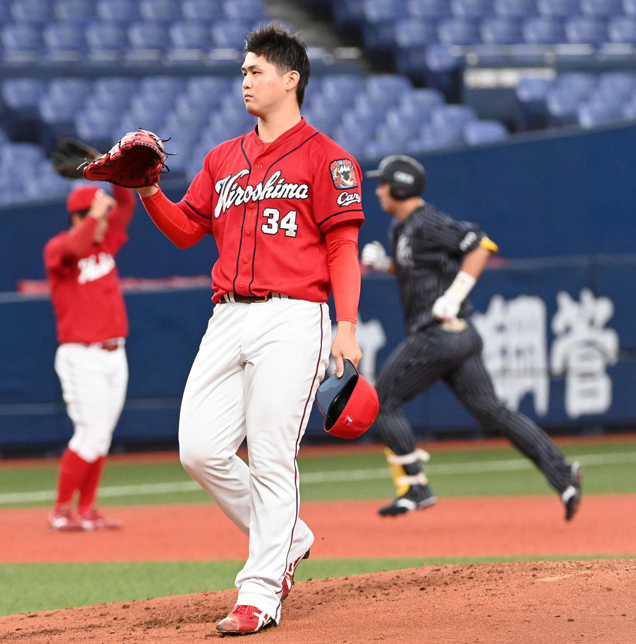 オリックス対広島　1回裏オリックス2死一塁、杉本に左越え2点本塁打を打たれがっくりする高橋昂（撮影・前岡正明）