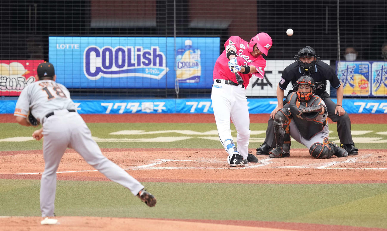 ロッテ対巨人　1回裏ロッテ1死一、二塁、先制の左適時二塁打を放つ角中。投手菅野（撮影・鈴木みどり）