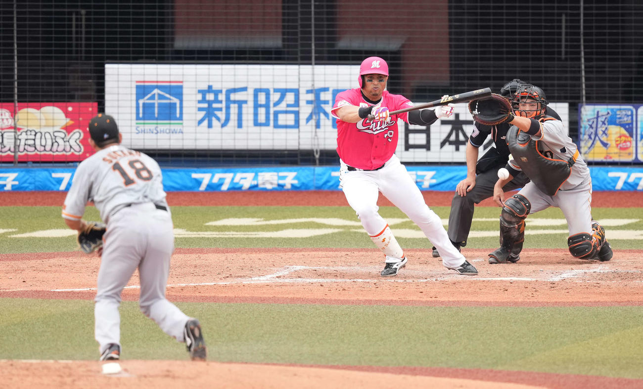 ロッテ対巨人　3回裏ロッテ無死、セーフティーバントを決めるマーティン。投手菅野（撮影・鈴木みどり）