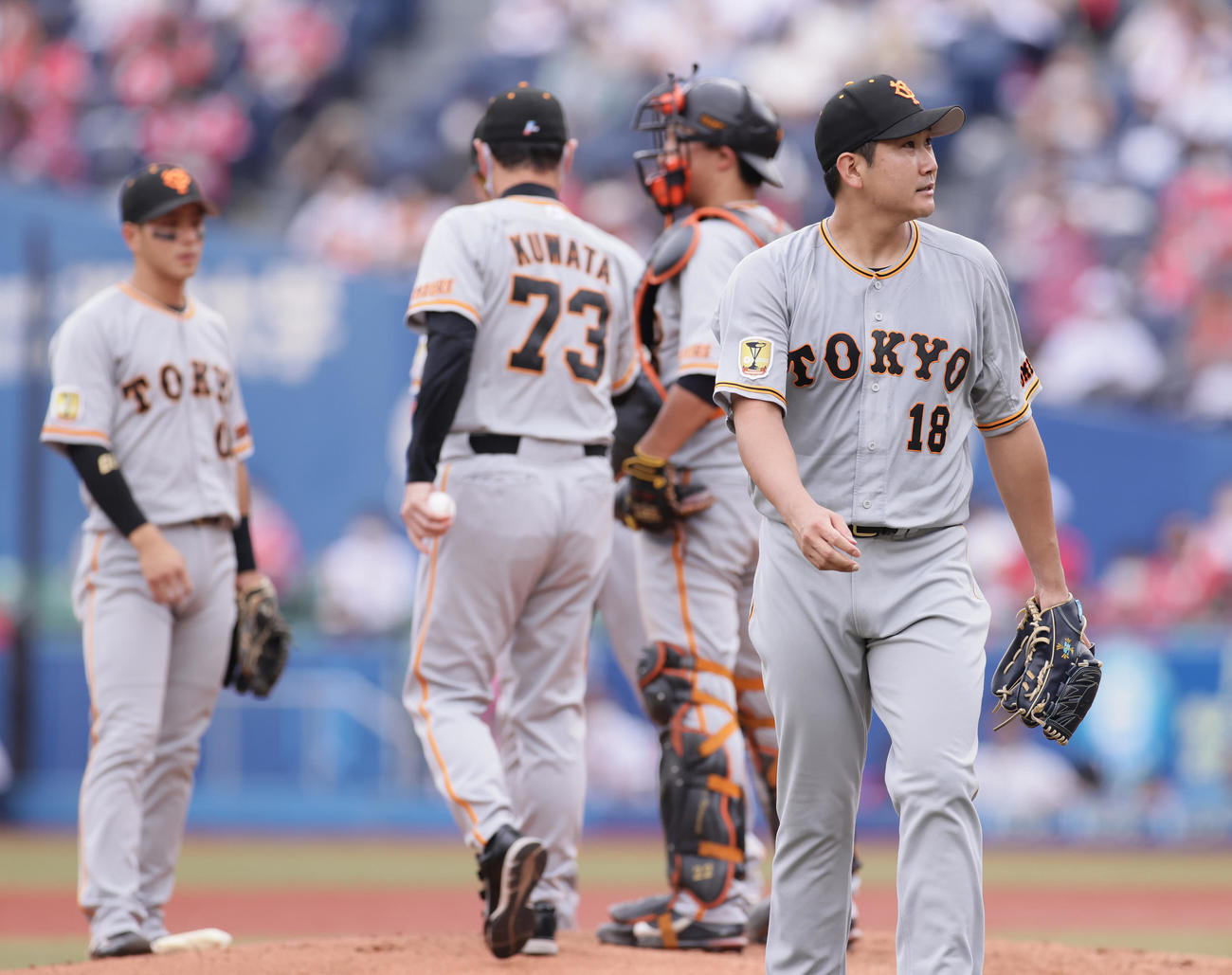 ロッテ対巨人　3回途中4失点で降板する巨人菅野（撮影・足立雅史）