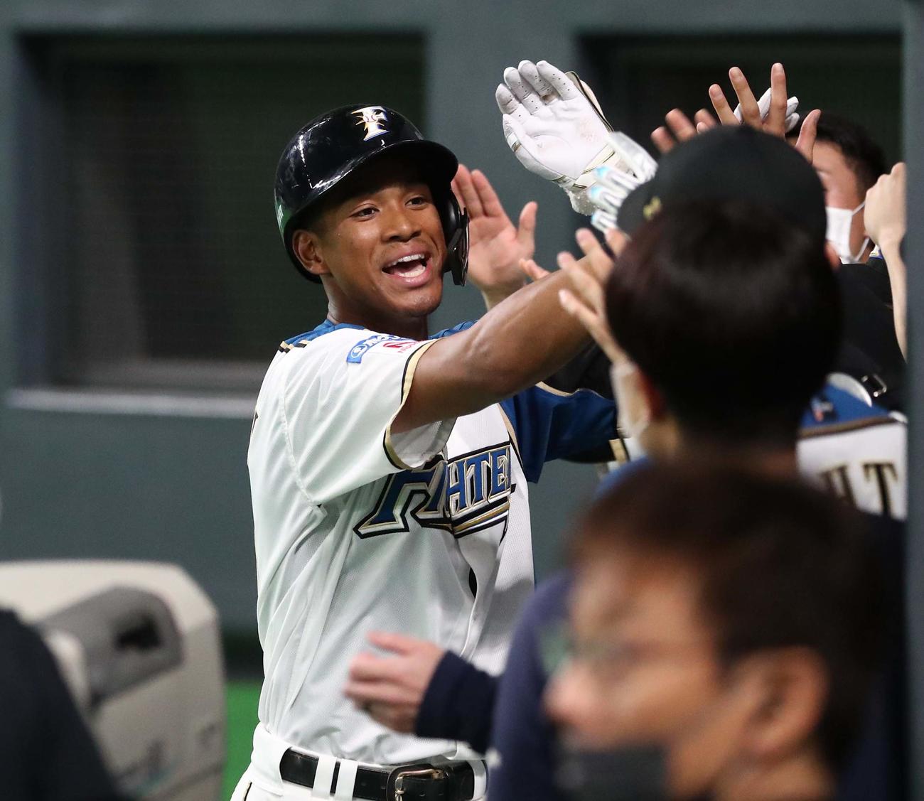 日本ハム対DeNA 2回裏、本塁打を放ち出迎えられる万波（撮影・黒川智章）