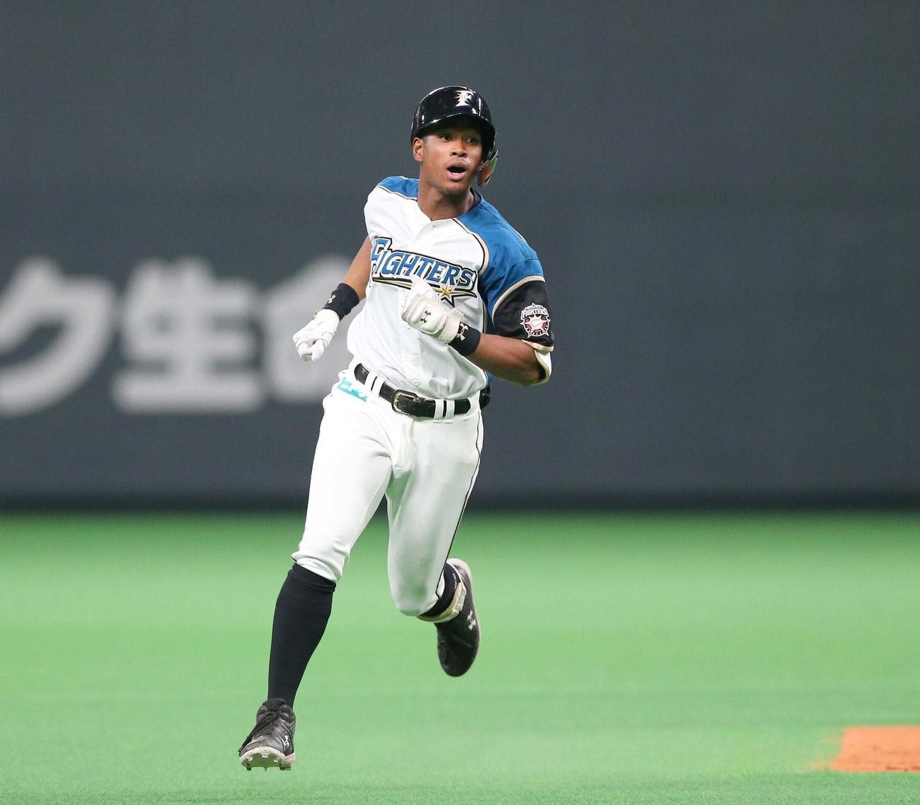 日本ハム対DeNA 2回裏日本ハム2死、左越え本塁打を放つ万波（撮影・黒川智章）