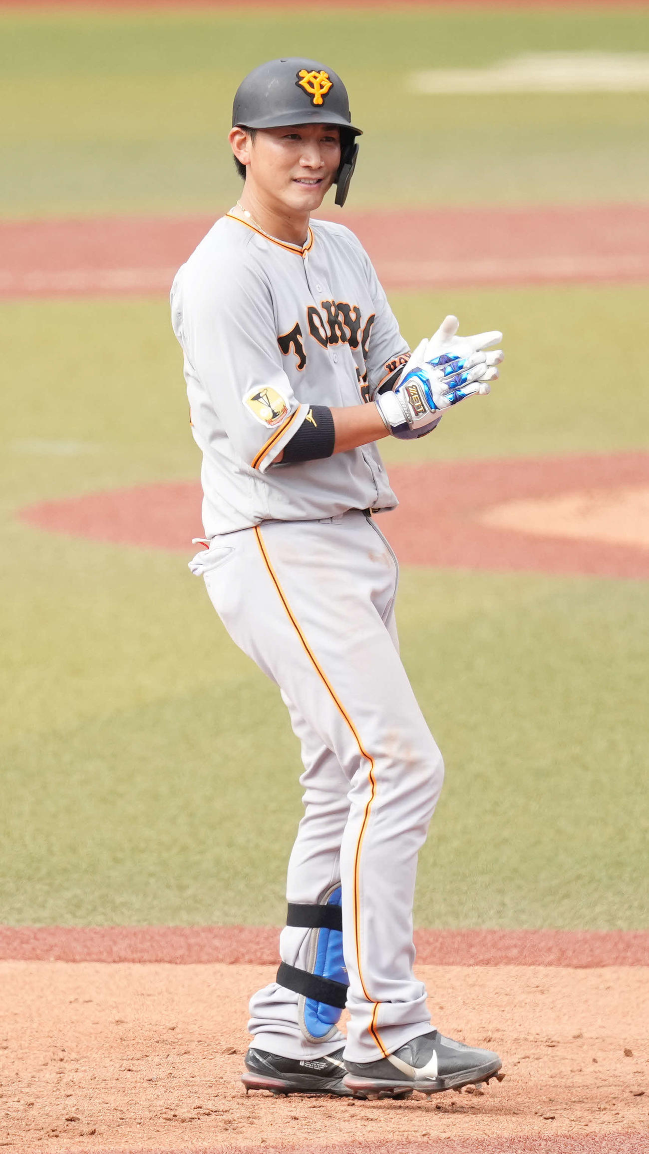 ロッテ対巨人　5回表巨人1死、今季初安打の左二塁打を放った小林は手をたたく（撮影・鈴木みどり）