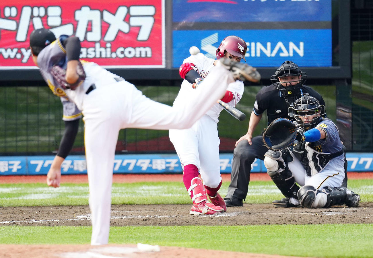 楽天対阪神　8回裏楽天無死、右越えに同点ソロ本塁打を放つ鈴木大。投手藤浪（撮影・江口和貴）