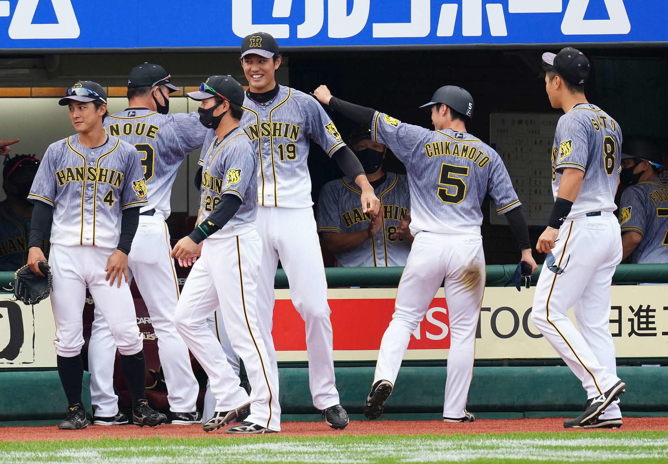 楽天対阪神　9回表終了後、ベンチに引き揚げる阪神近本（左から5人目）を出迎える藤浪（同4人目）ら（撮影・江口和貴）