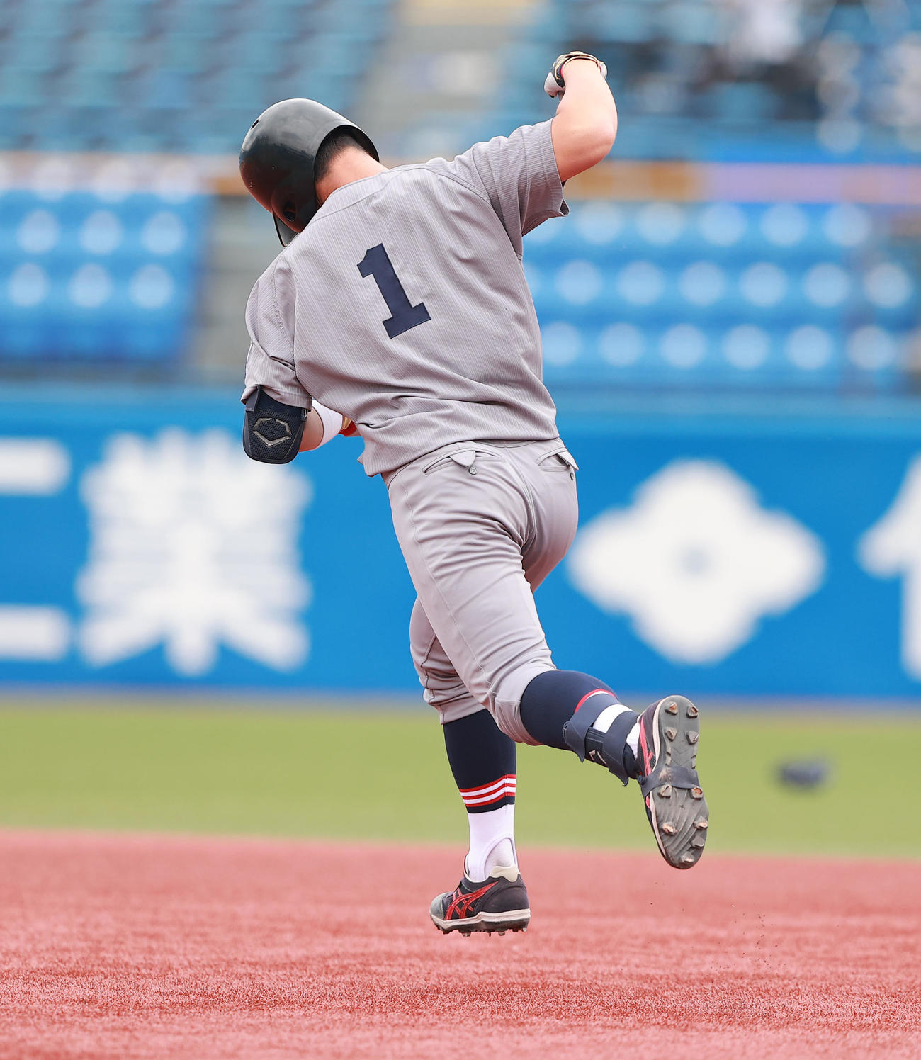 慶大対福井工大　1回表慶大2死一塁、先制2点本塁打を放ちガッツポーズで二塁に向かう正木（撮影・野上伸悟）