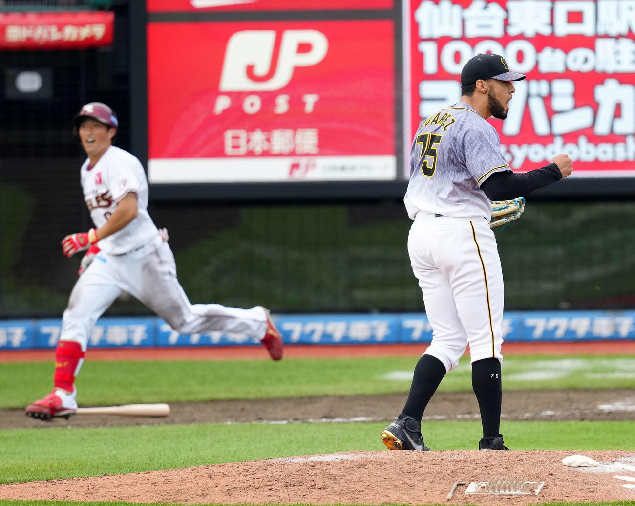 2021年6月13日　楽天対阪神　9回裏楽天2死一塁、小深田大翔（左）を三直とし最後を締めガッツポーズするロベルト・スアレス