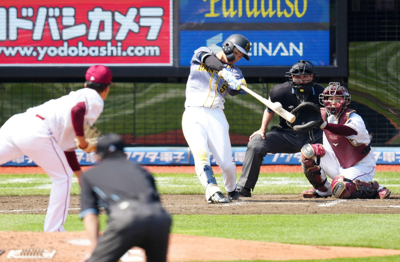 2021年6月13日　楽天対阪神　5回表阪神2死一塁、右越えに逆転2点本塁打を放つ近本光司。投手早川隆久