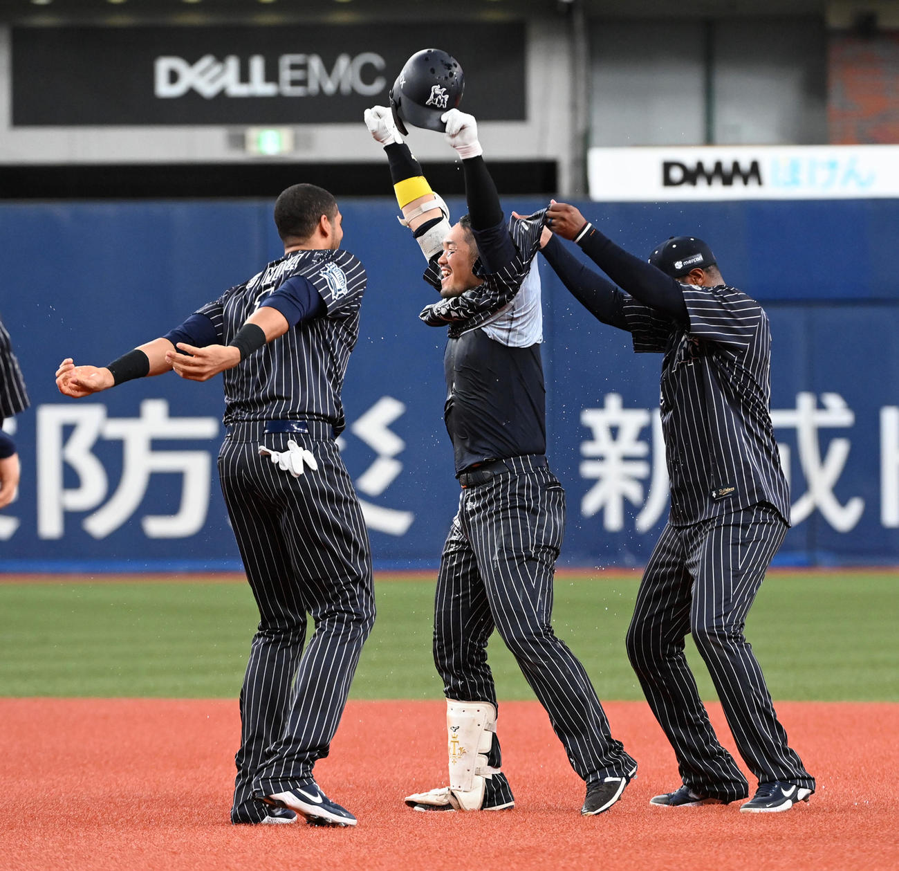 オリックス対広島　9回裏オリックス2死満塁、サヨナラ右前打を放ったT－岡田（中央）はモヤ（左）、ジョーンズの祝福を受ける（撮影・前岡正明）