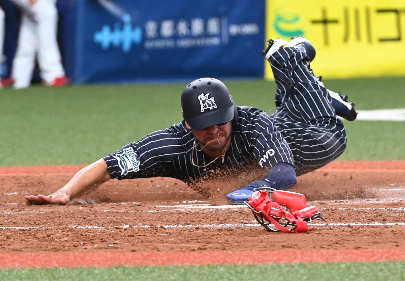 オリックス対広島　3回裏オリックス2死二、三塁、伏見の中前2点適時打で生還するロメロ（撮影・前岡正明）