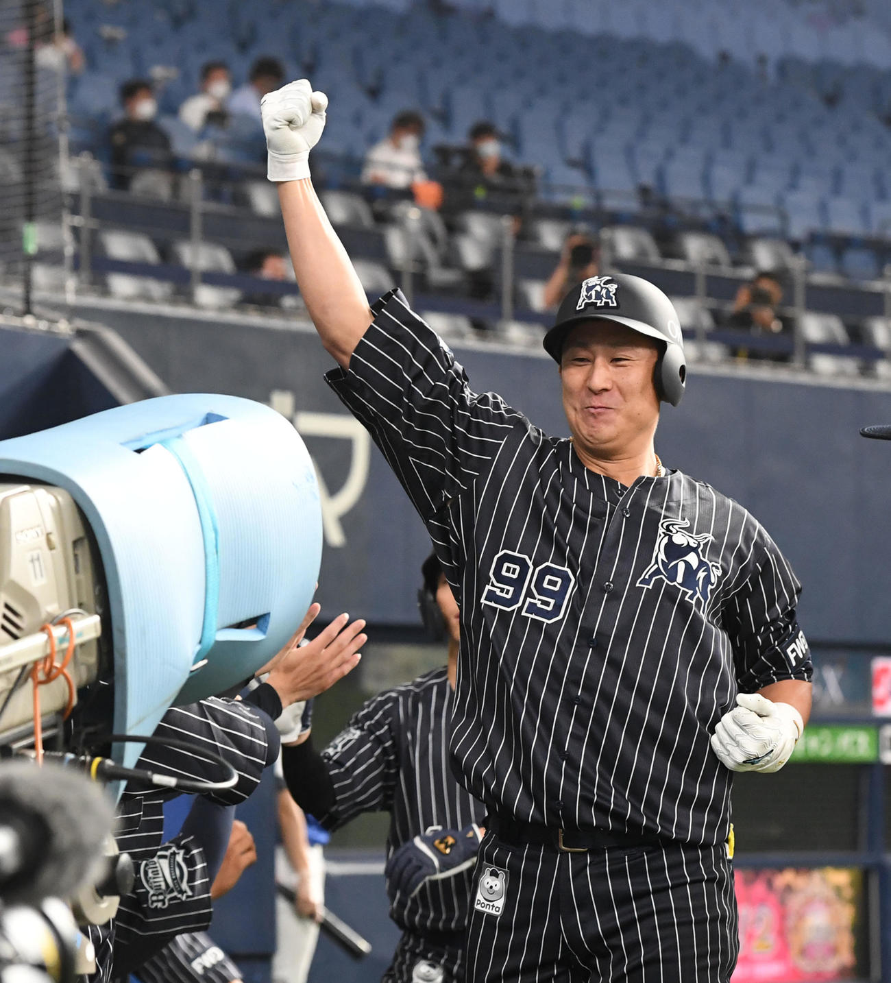 オリックス対広島　1回裏オリックス2死一塁、杉本は左越え2点本塁打を放ち昇天ポーズ（撮影・前岡正明）