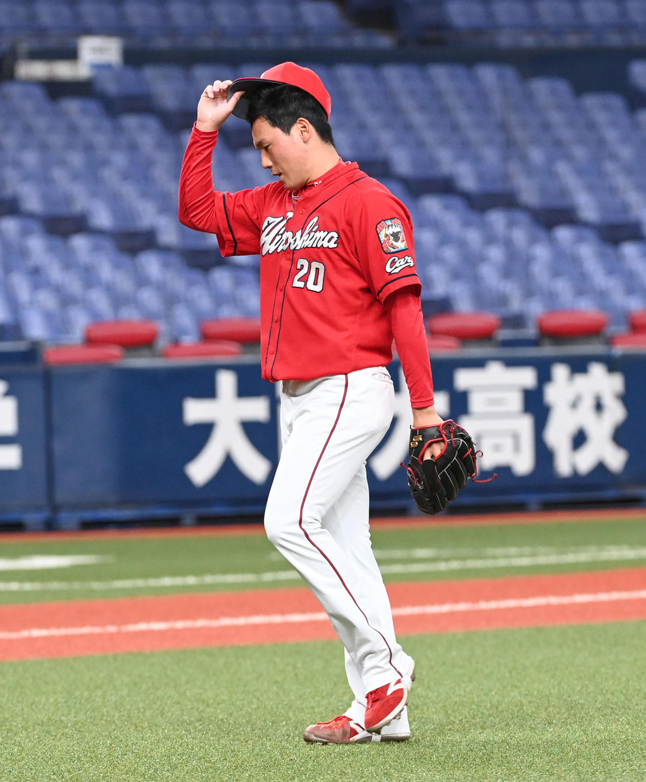 オリックス対広島　9回裏オリックス2死満塁、T－岡田にサヨナラ右前打を打たれがっくりする栗林（撮影・前岡正明）