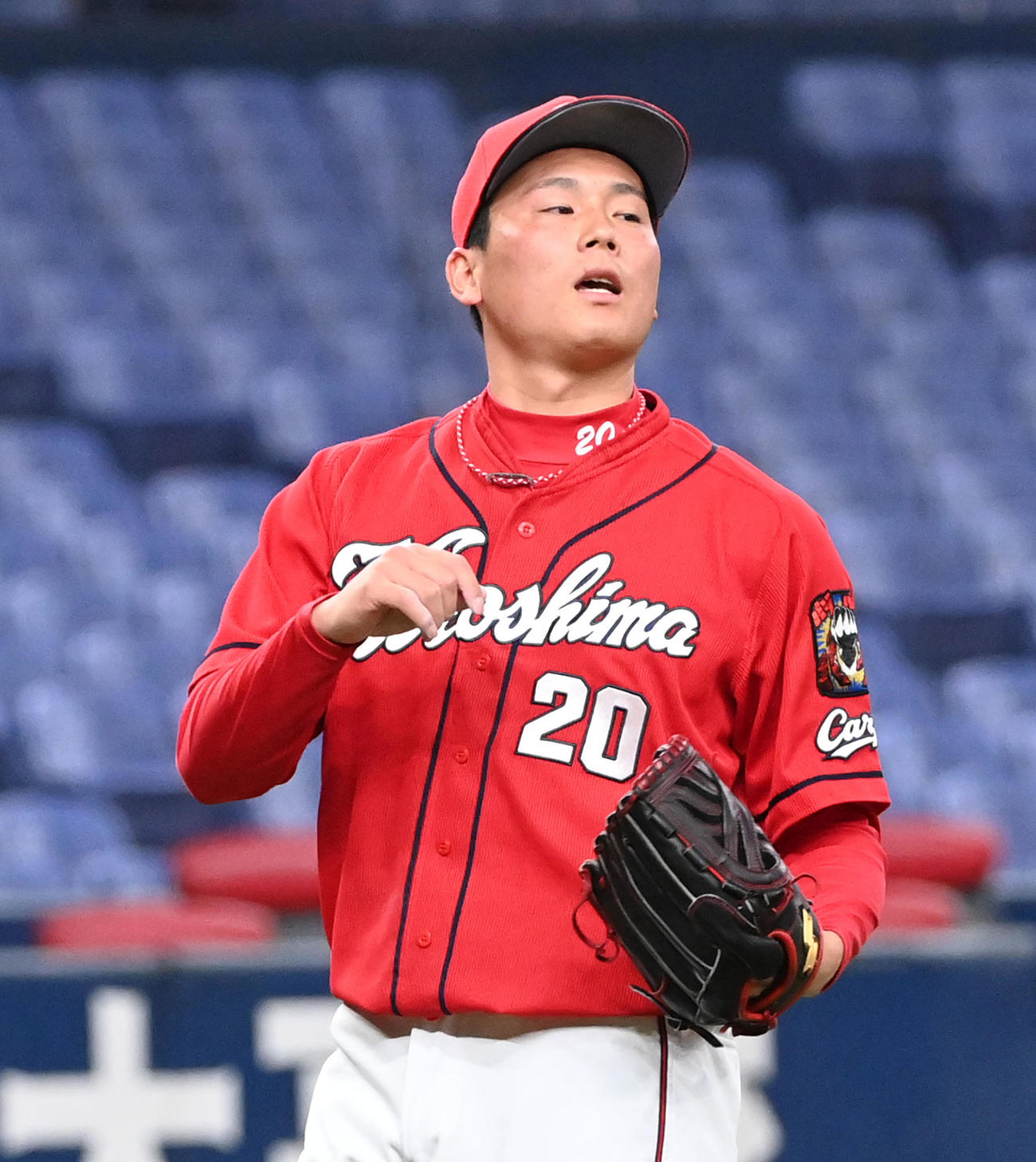 オリックス対広島　9回裏オリックス2死満塁、T－岡田にサヨナラ右前打を打たれがっくりする栗林（撮影・前岡正明）