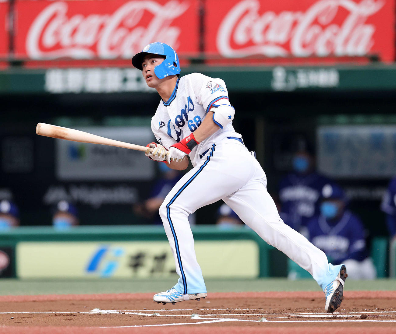 西武対中日　1回裏西武無死、岸は左越え本塁打を放つ（撮影・鈴木正人）