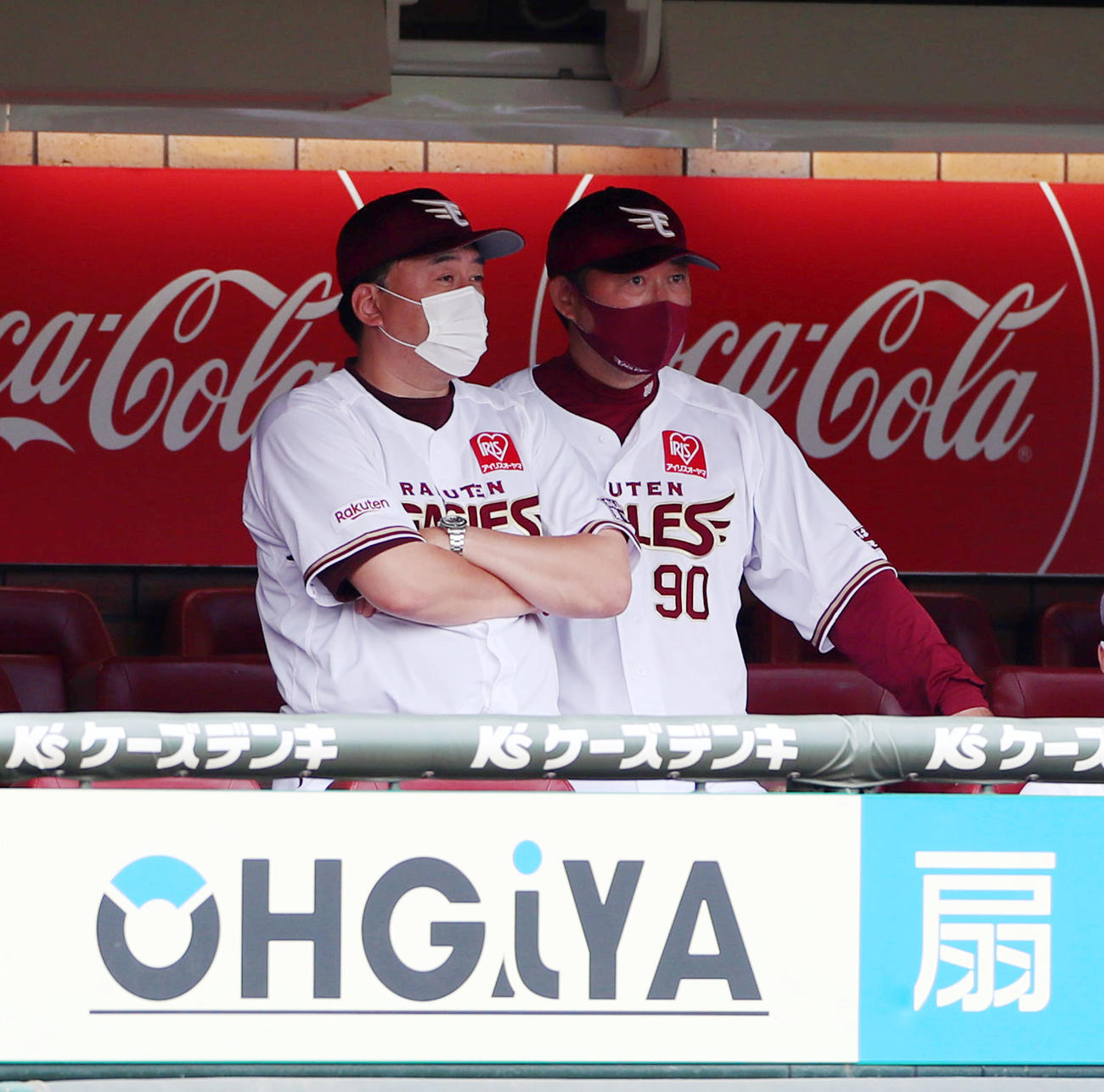 楽天対阪神　9回表阪神2死三塁、松井裕樹が近本光司に右線適時三塁打を打たれ失点しベンチで光山英和コーチ（右）と話しこむ石井一久監督（撮影・加藤哉）