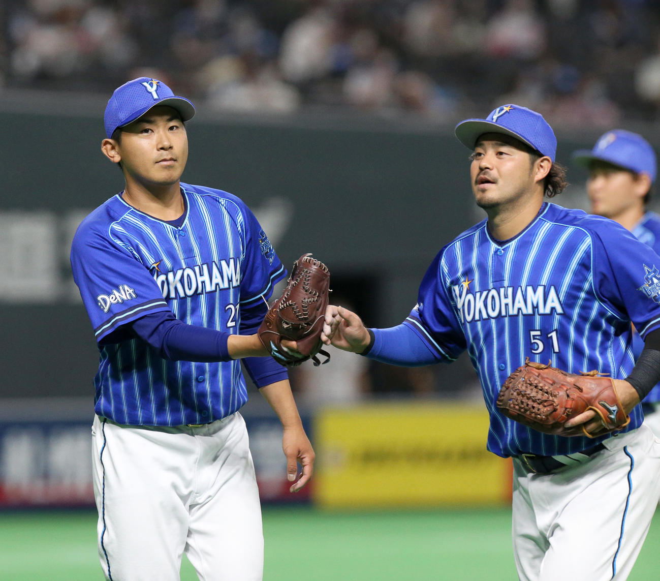 日本ハム対DeNA 3回裏日本ハム2死、高浜を三ゴロに仕留めタッチを交わしながらベンチに戻るDeNA今永（左）と宮崎（撮影・佐藤翔太）
