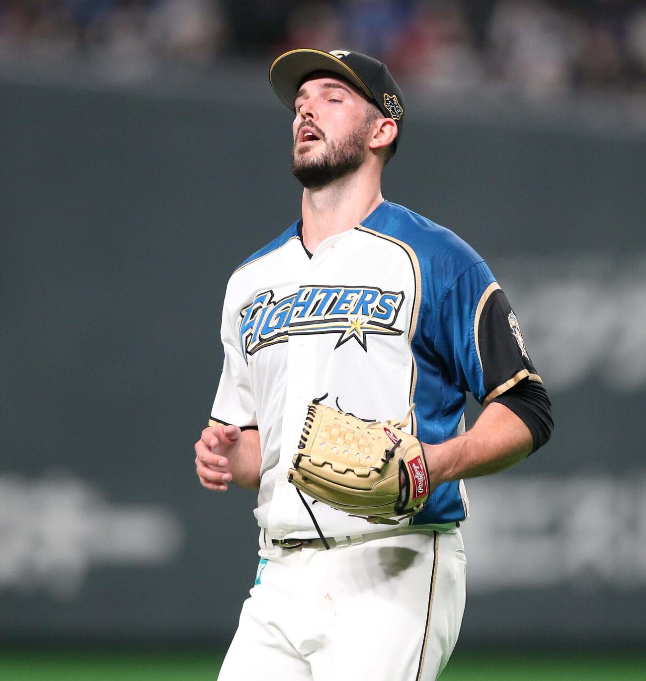 日本ハム対DeNA 3回に連打を浴び渋い表情のバーヘイゲン（撮影・黒川智章）