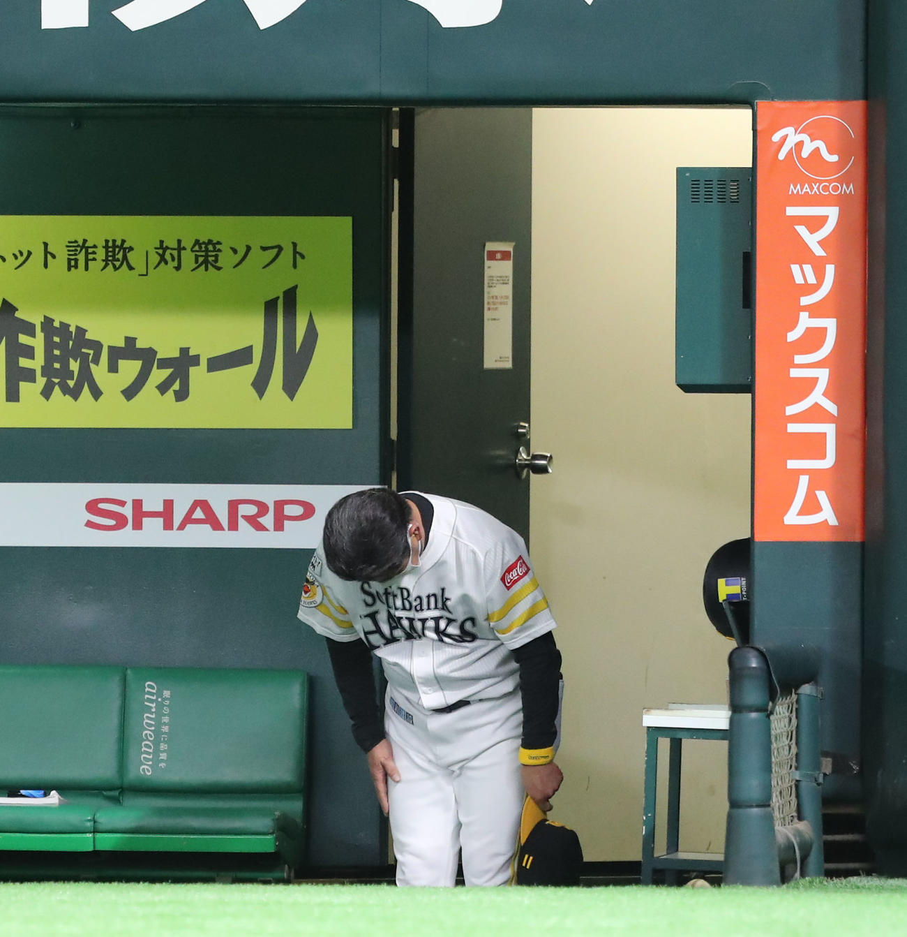 ソフトバンク対ヤクルト　ヤクルトに連敗、工藤公康監督はグラウンドにあいさつをして引きあげる（撮影・梅根麻紀）