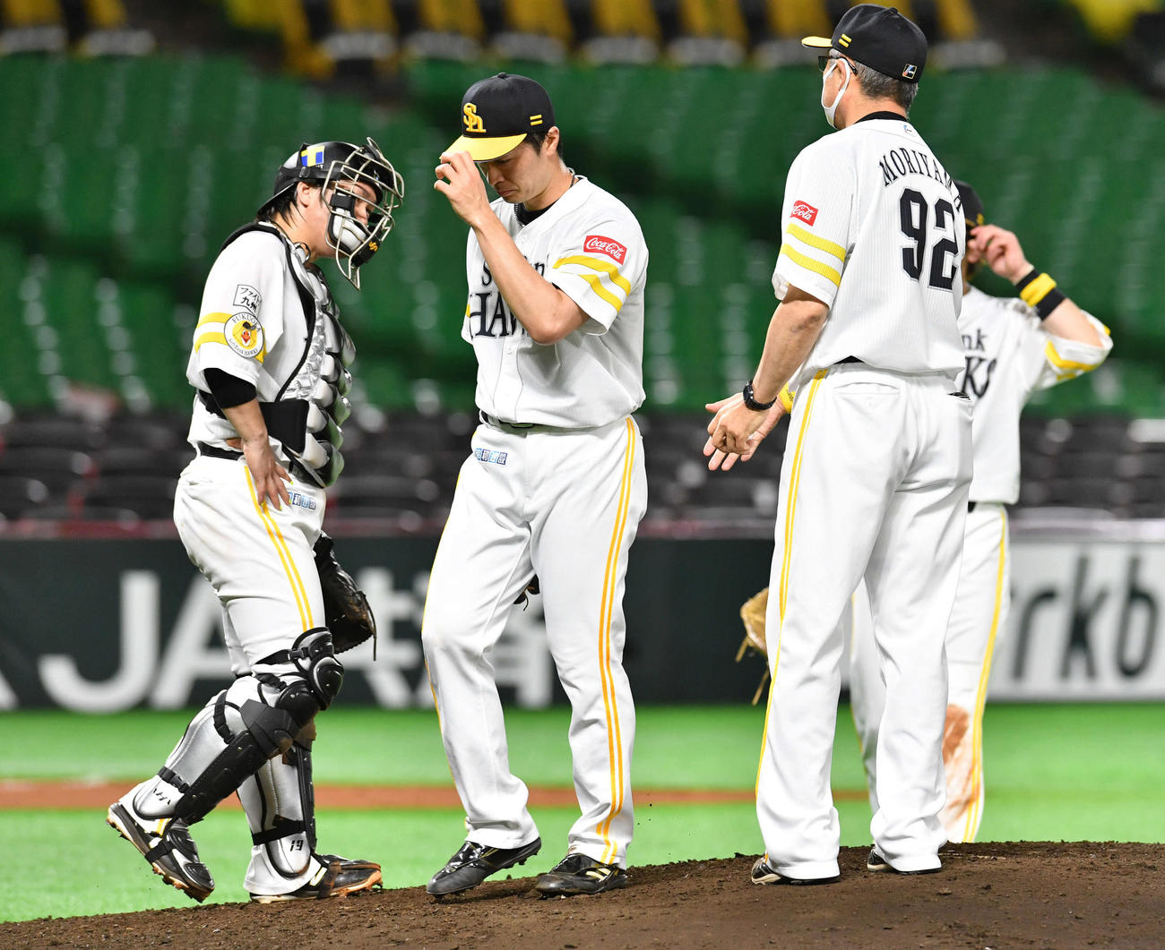 ソフトバンク対ヤクルト　5回途中6失点で降板となった和田（左から2人目）は肩を落としてベンチへ戻る（撮影・岩下翔太）
