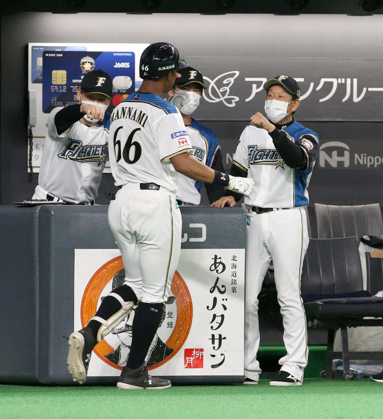日本ハム対DeNA 2回裏日本ハム2死、プロ初となる左越え本塁打を放った万波を出迎える栗山監督（右奥）（撮影・佐藤翔太）
