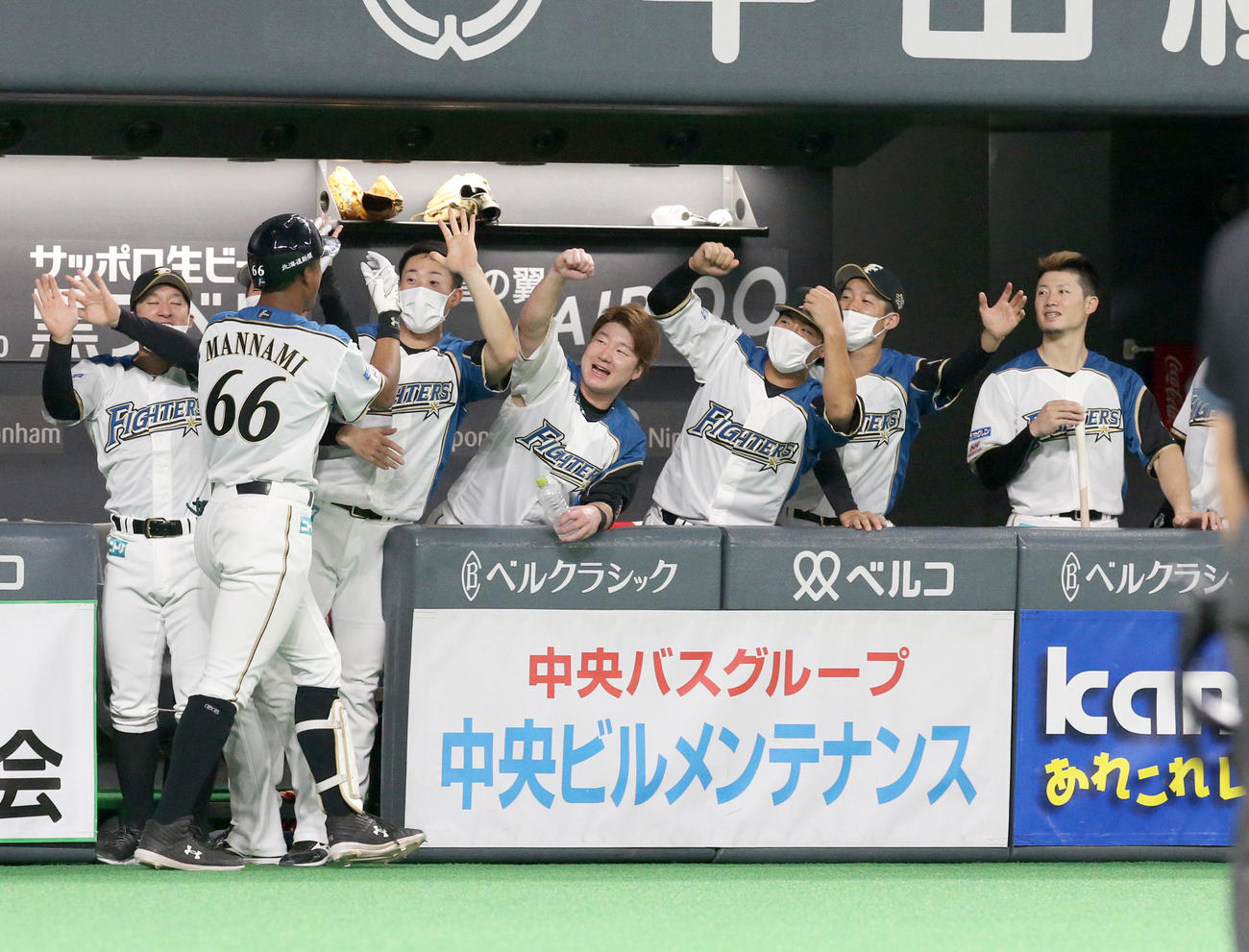 日本ハム対DeNA 2回裏日本ハム2死、万波（左手前）はプロ初となる左越え本塁打を放ちチームメートに出迎えられる（撮影・佐藤翔太）