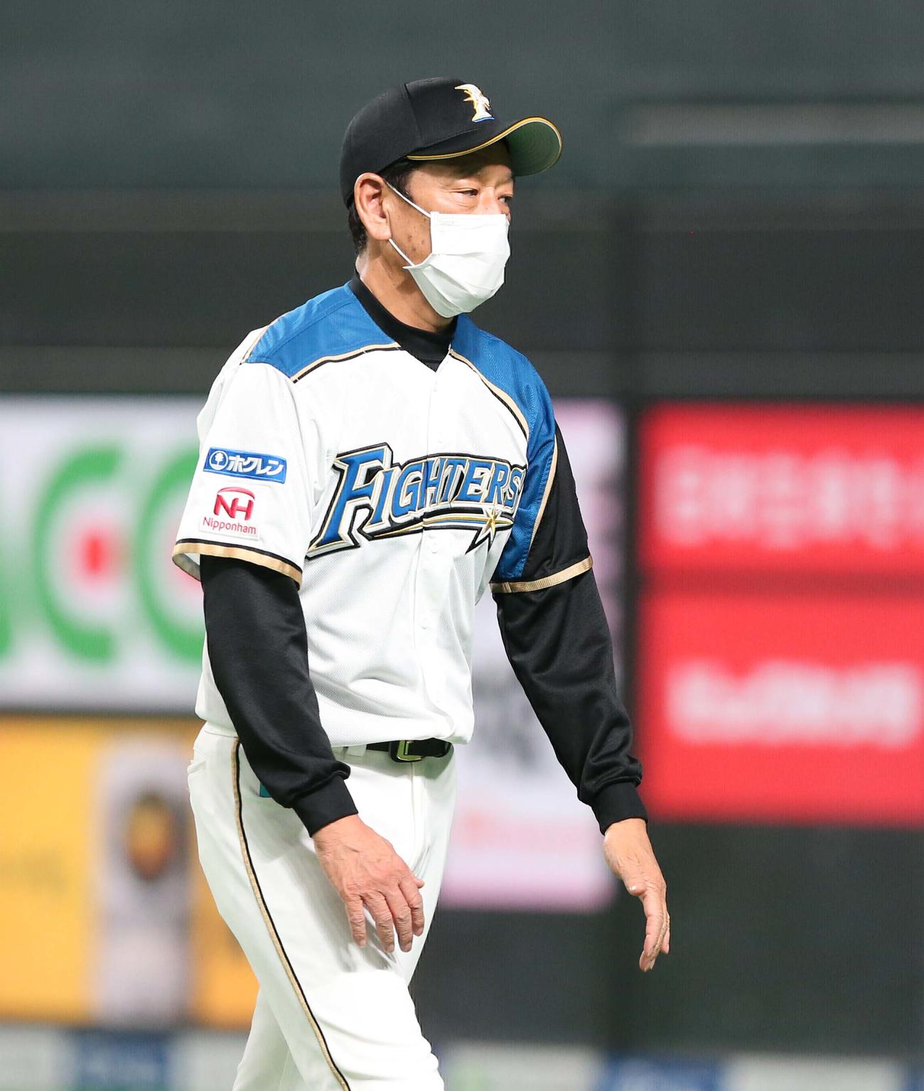 日本ハム対DeNA　渋い表情で投手交代を告げる栗山監督（撮影・黒川智章）
