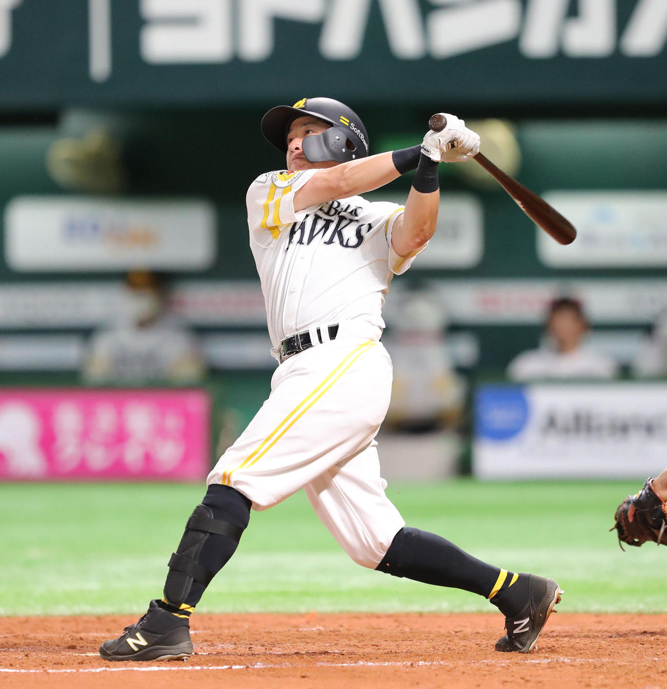 ソフトバンク対ヤクルト　8回裏ソフトバンク無死、川島慶三は左越えに本塁打を放つ（撮影・梅根麻紀）