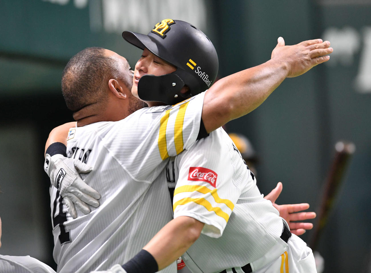 ソフトバンク対ヤクルト　8回裏ソフトバンク無死、左越え本塁打を放ち、ウラディミール・バレンティン（左）と笑顔で抱き合う川島慶三（撮影・岩下翔太）