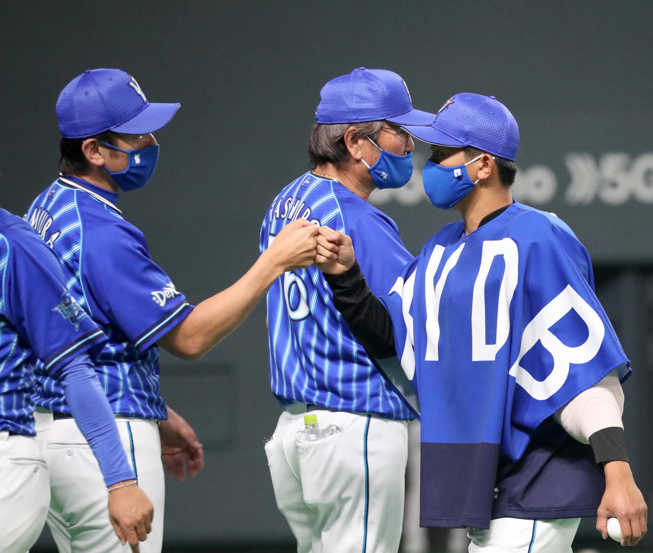試合終了後、今季初勝利のDeNA今永を出迎える三浦監督（左）（撮影・佐藤翔太）