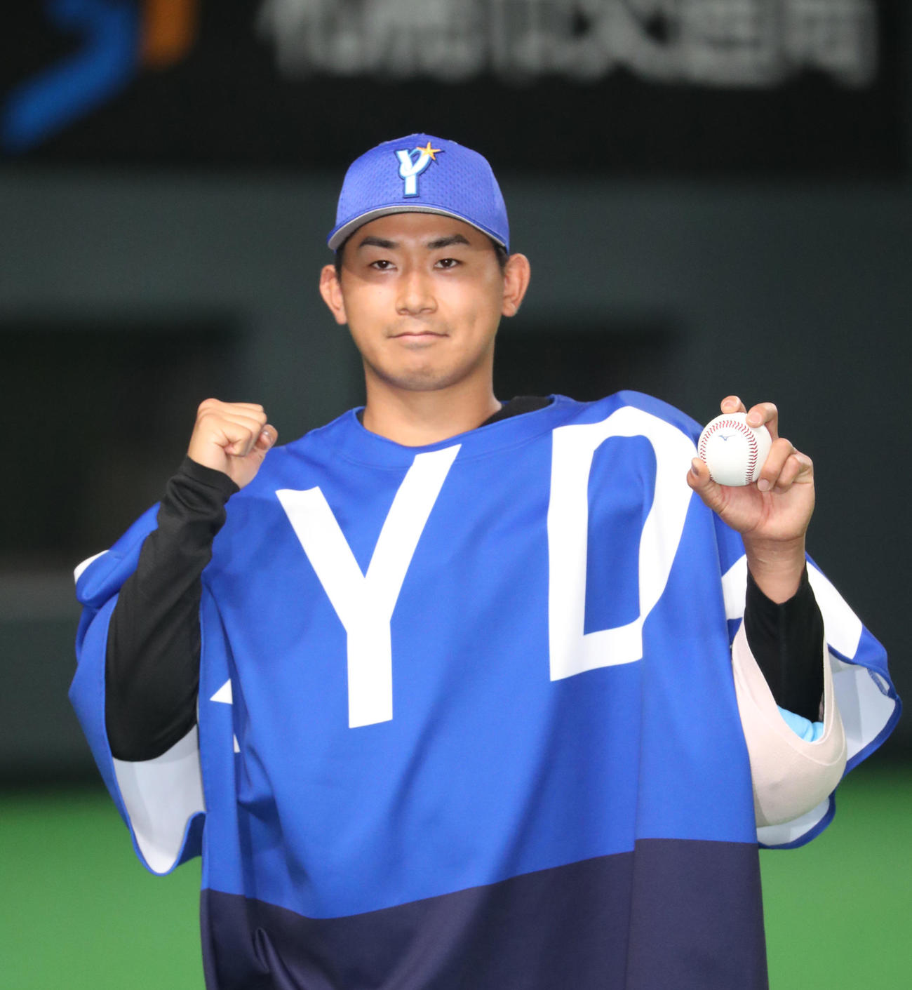 今季初勝利のDeNA今永はウイニングボールを手に記念撮影（撮影・佐藤翔太）